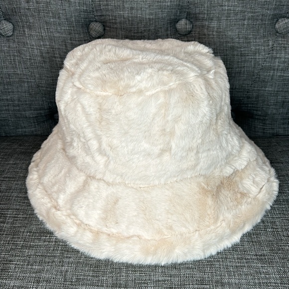 NWOT Fuzzy Wuzzy Faux Fur Bucket Hat in Beige - Picture 3 of 4
